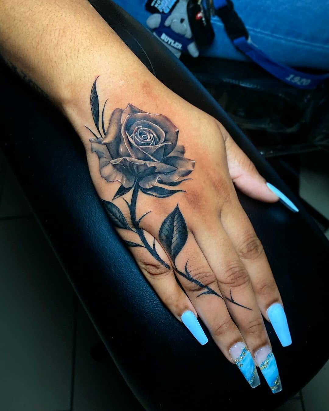 Tatuagem feminina nas mãos 17