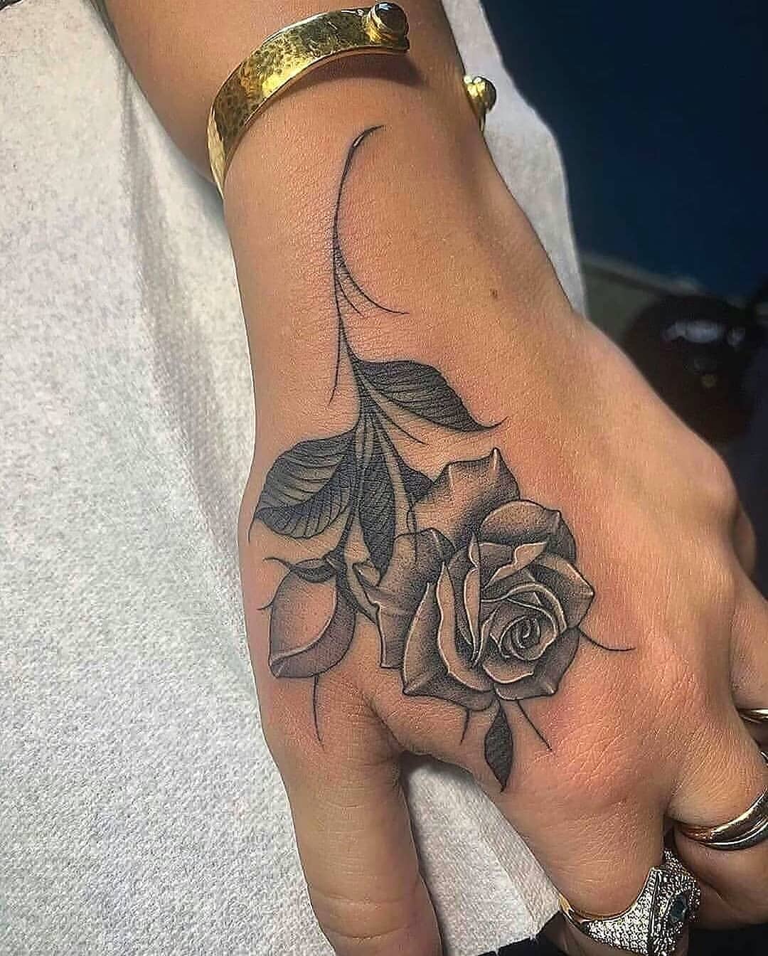 Tatuagem feminina nas mãos 18