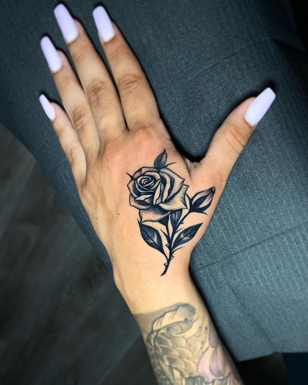 Tatuagem feminina nas mãos 19