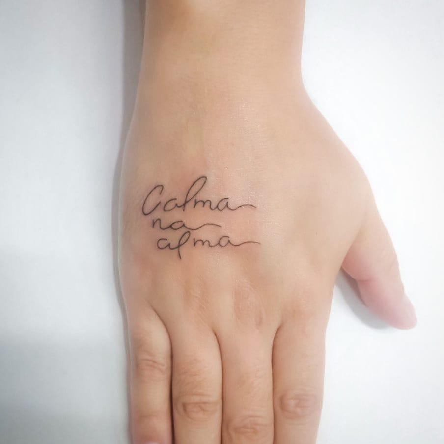 Tatuagem feminina nas mãos 2