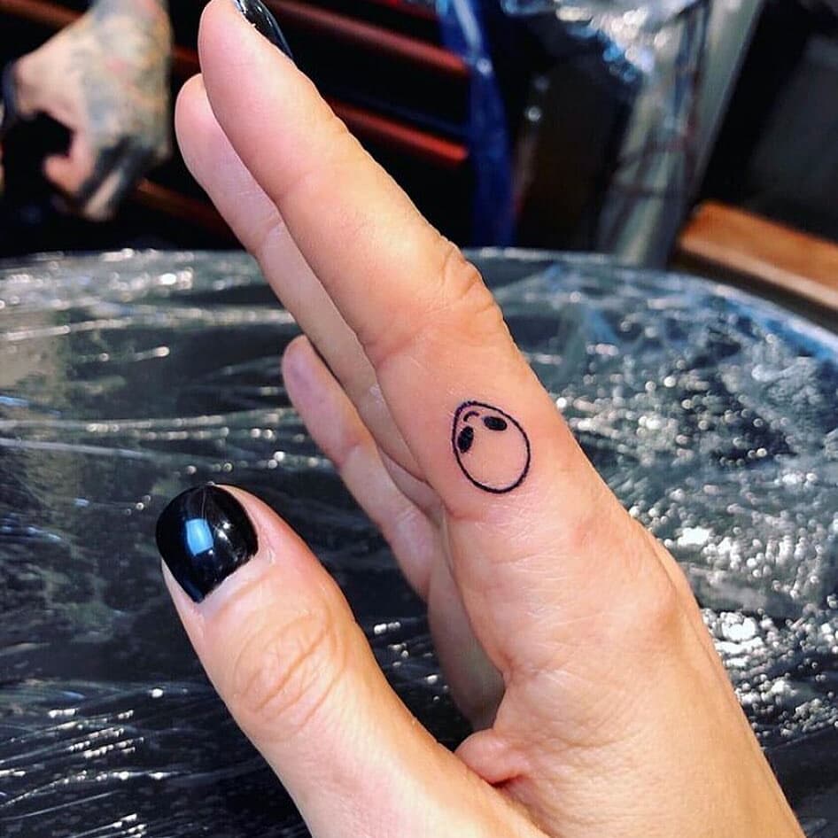 Tatuagem feminina nas mãos 27