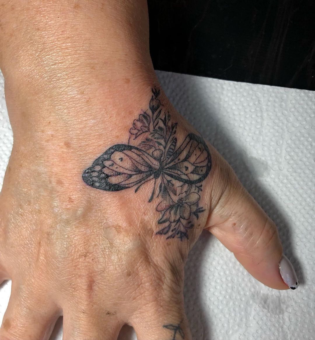 Tatuagem feminina nas mãos 6
