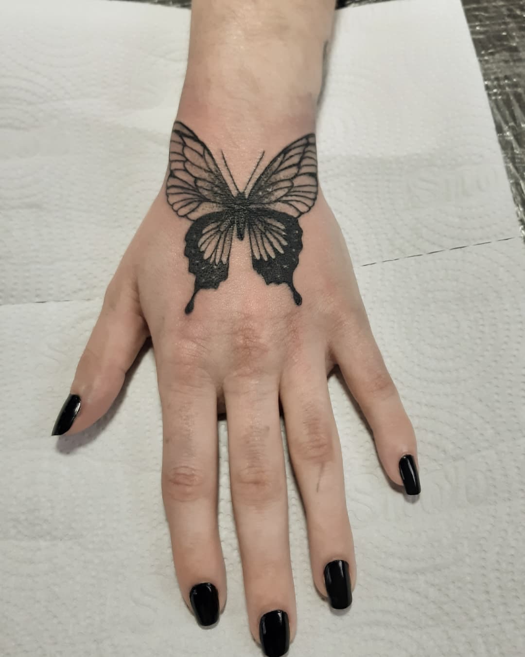 Tatuagem feminina nas mãos 7