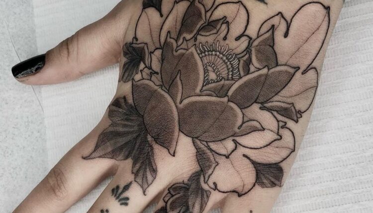 Tatuagem feminina nas mãos