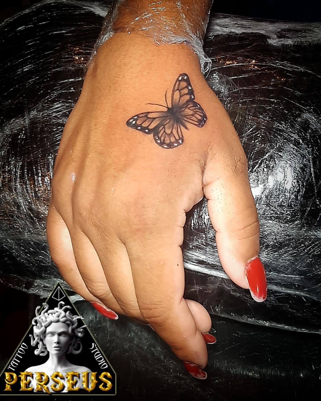 Tatuagem feminina nas mãos 8