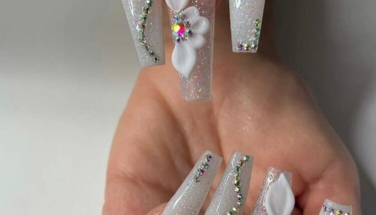 Unhas brancas com glitter 12