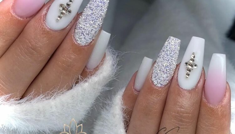 Unhas brancas com glitter 13