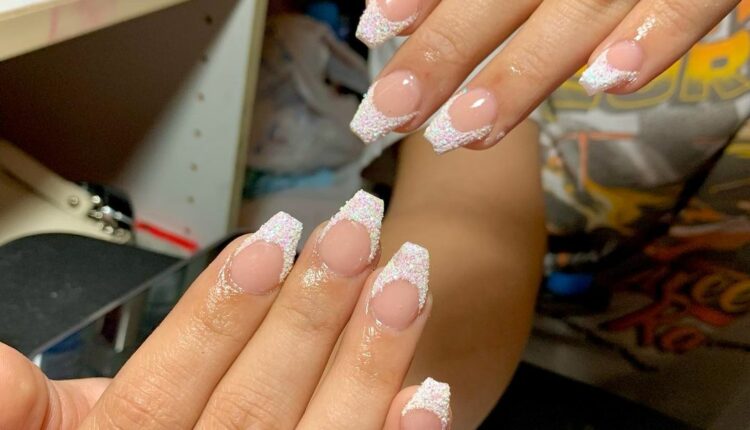 Unhas brancas com glitter 17