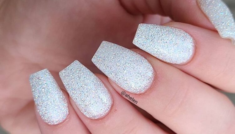 Unhas brancas com glitter 3