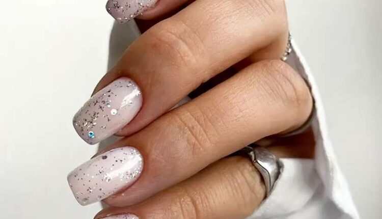 Unhas brancas com glitter 5