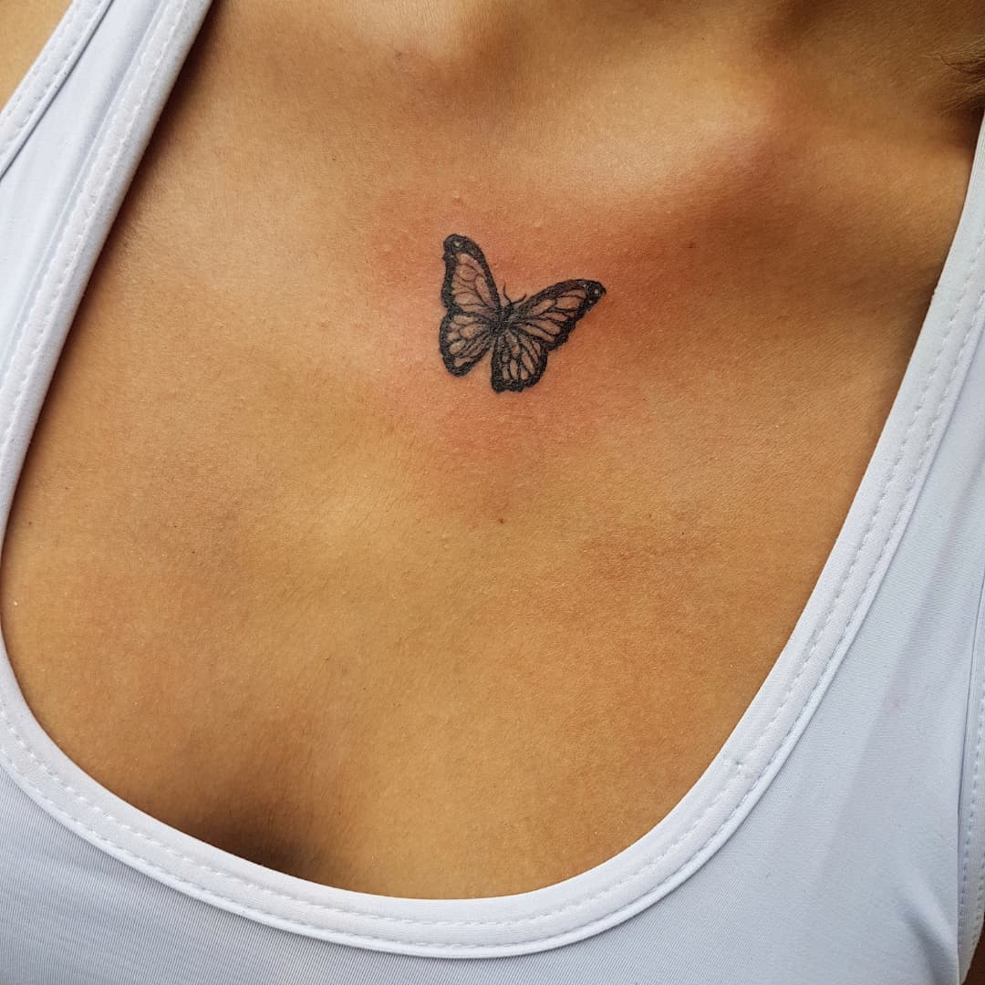 tatuagem feminina no tórax 19