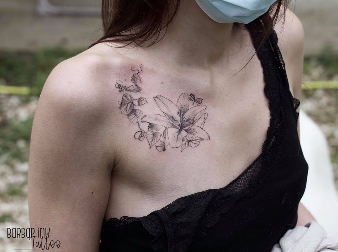tatuagem no tórax feminina delicada 2