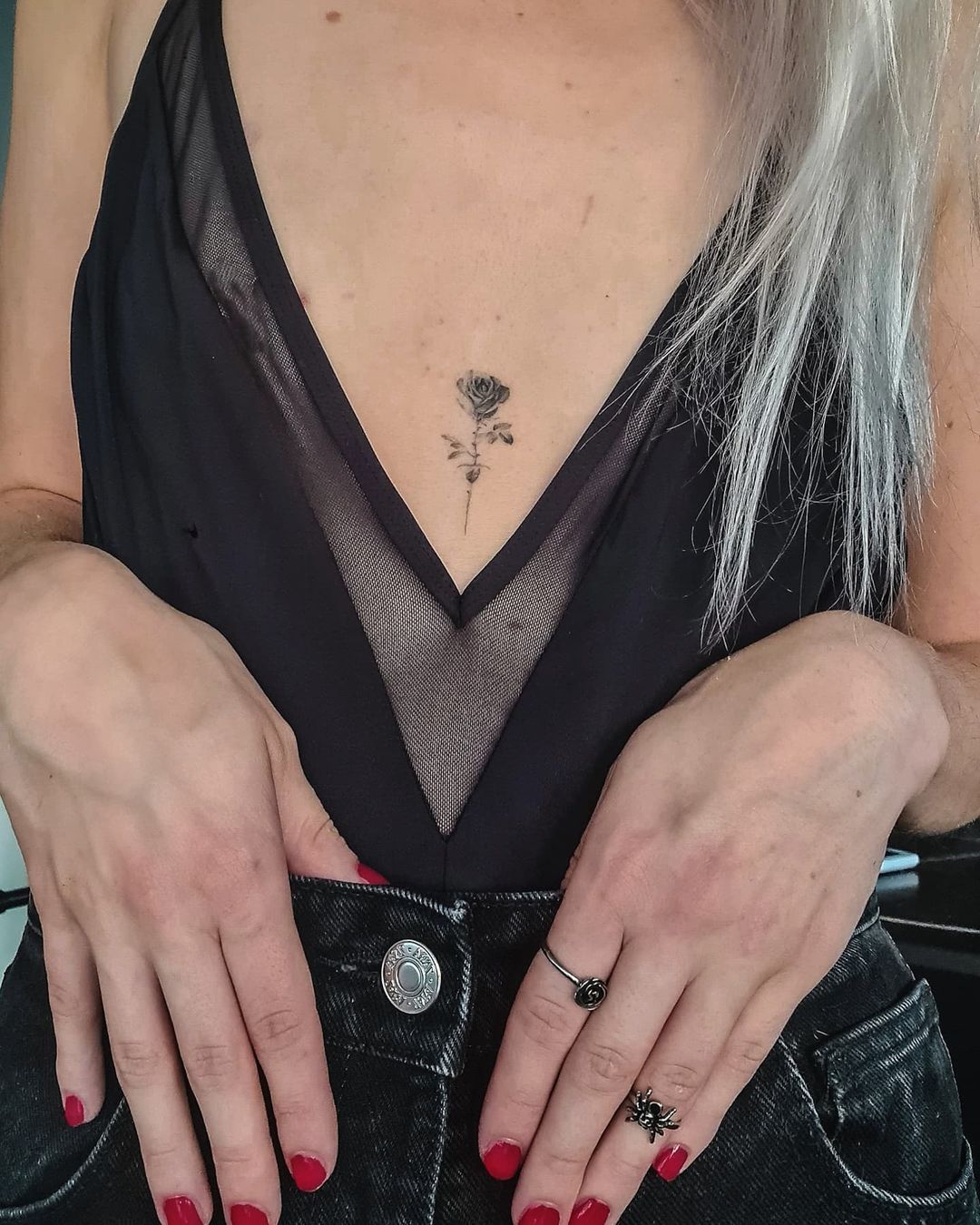 tatuagem no tórax feminina delicada 4