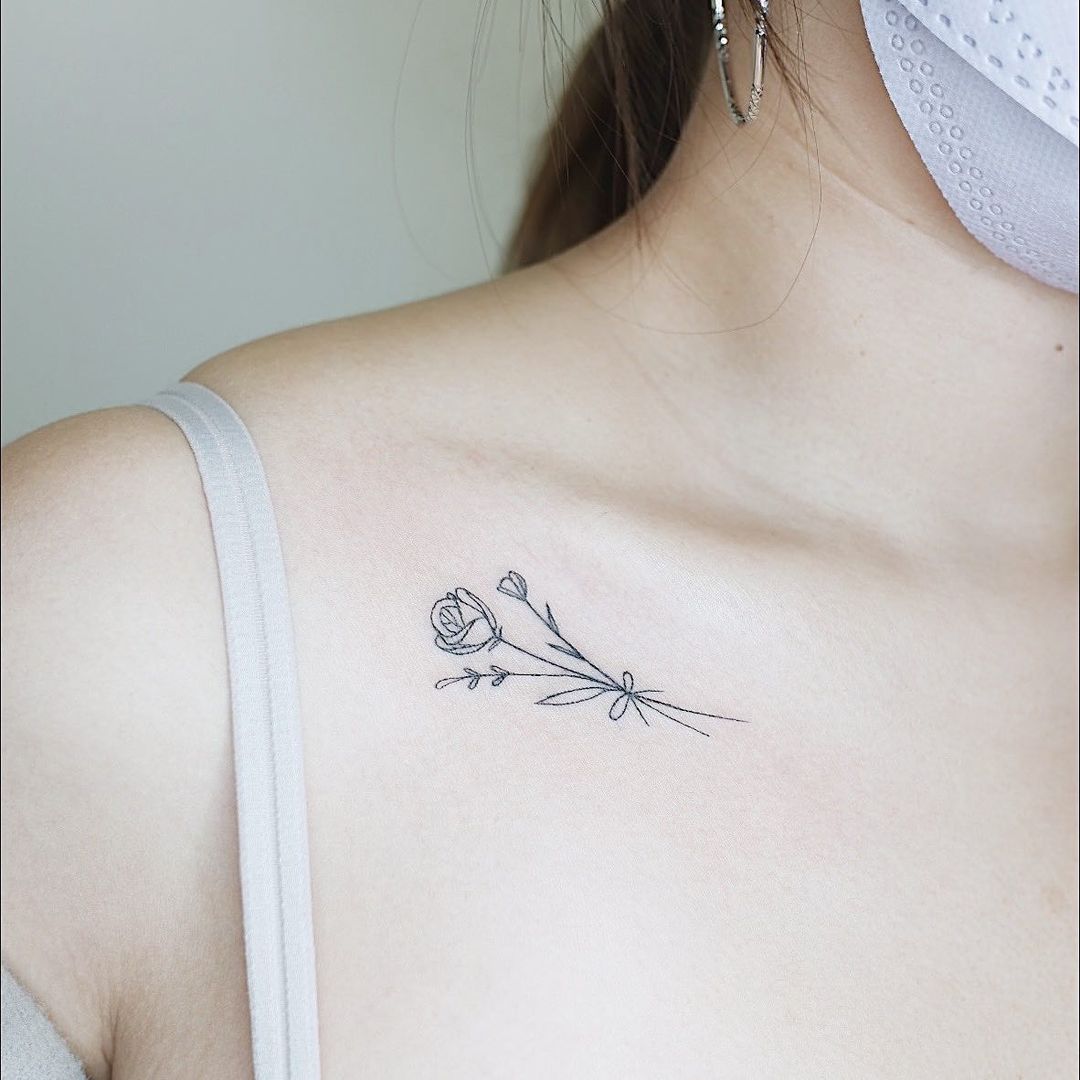 tatuagem no tórax feminina delicada 5