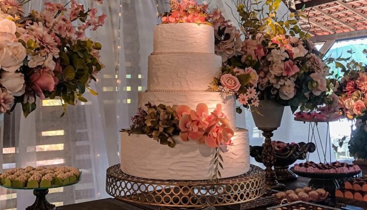 bolo de casamento com flores 15